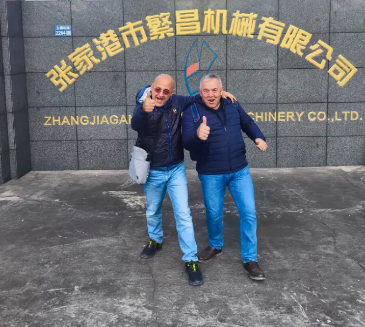 في عام 2025، قامت الشركة الإيطالية LAMPLAST SRL بشراء وحدتي خلط بارد وساخن SRLW-1300/5000 من شركتنا.